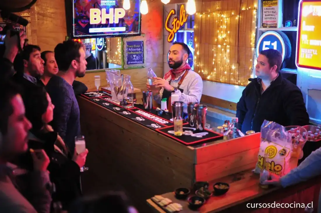 Clase de Pisco Sour en la barra