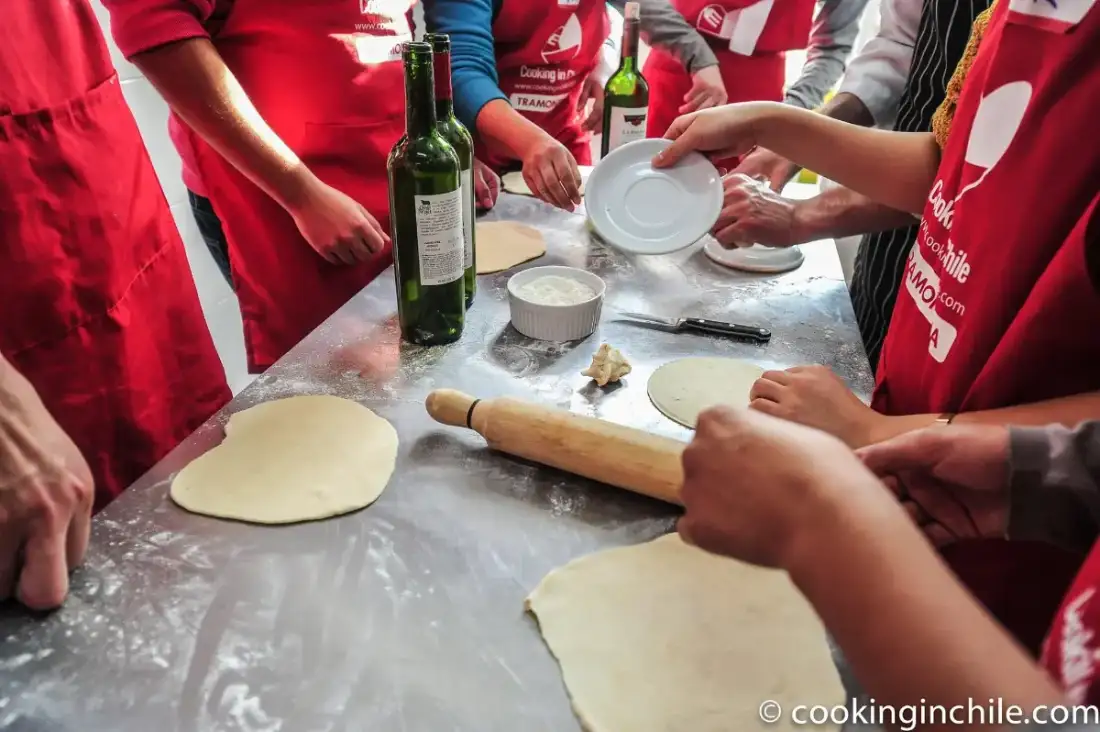 Participantes uslereando masa de empanadas