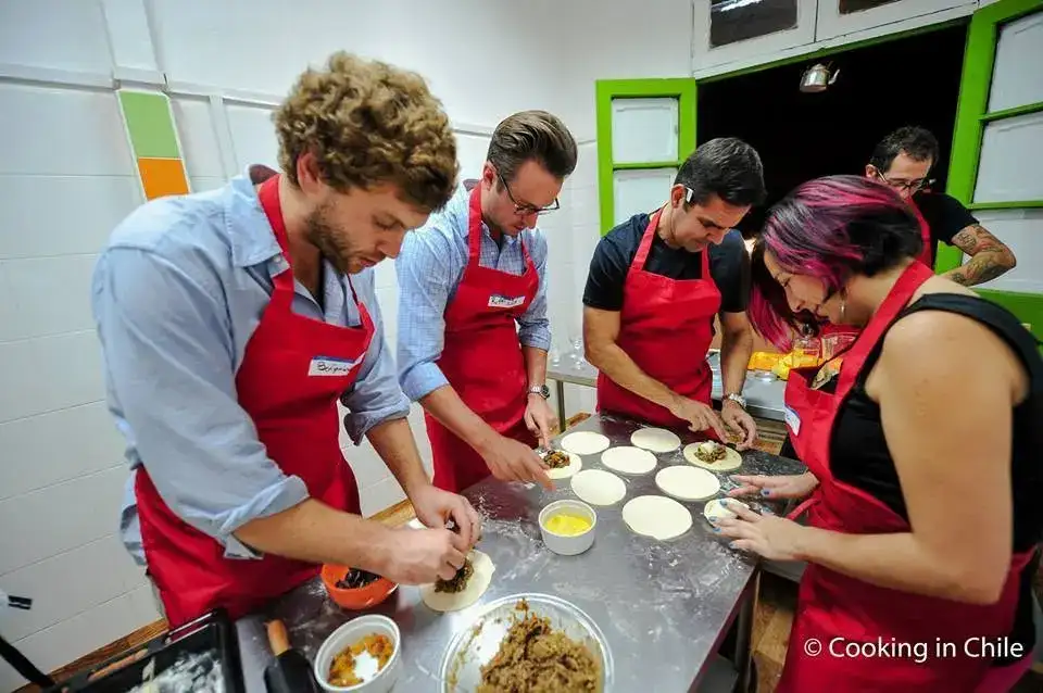 Equipo armando empanadas en el mesón