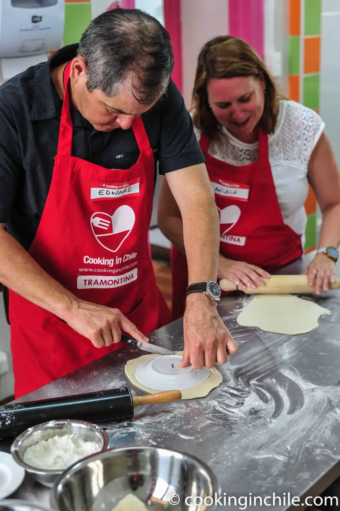 Participante cortando masa de empanada