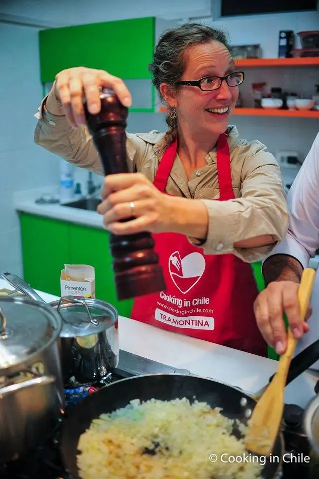 Participante condimentando en la cocina