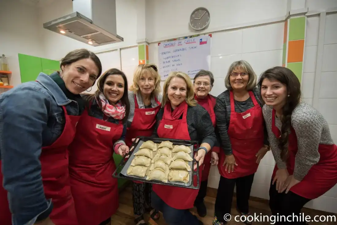 Grupo mostrando su bandeja de empanadas