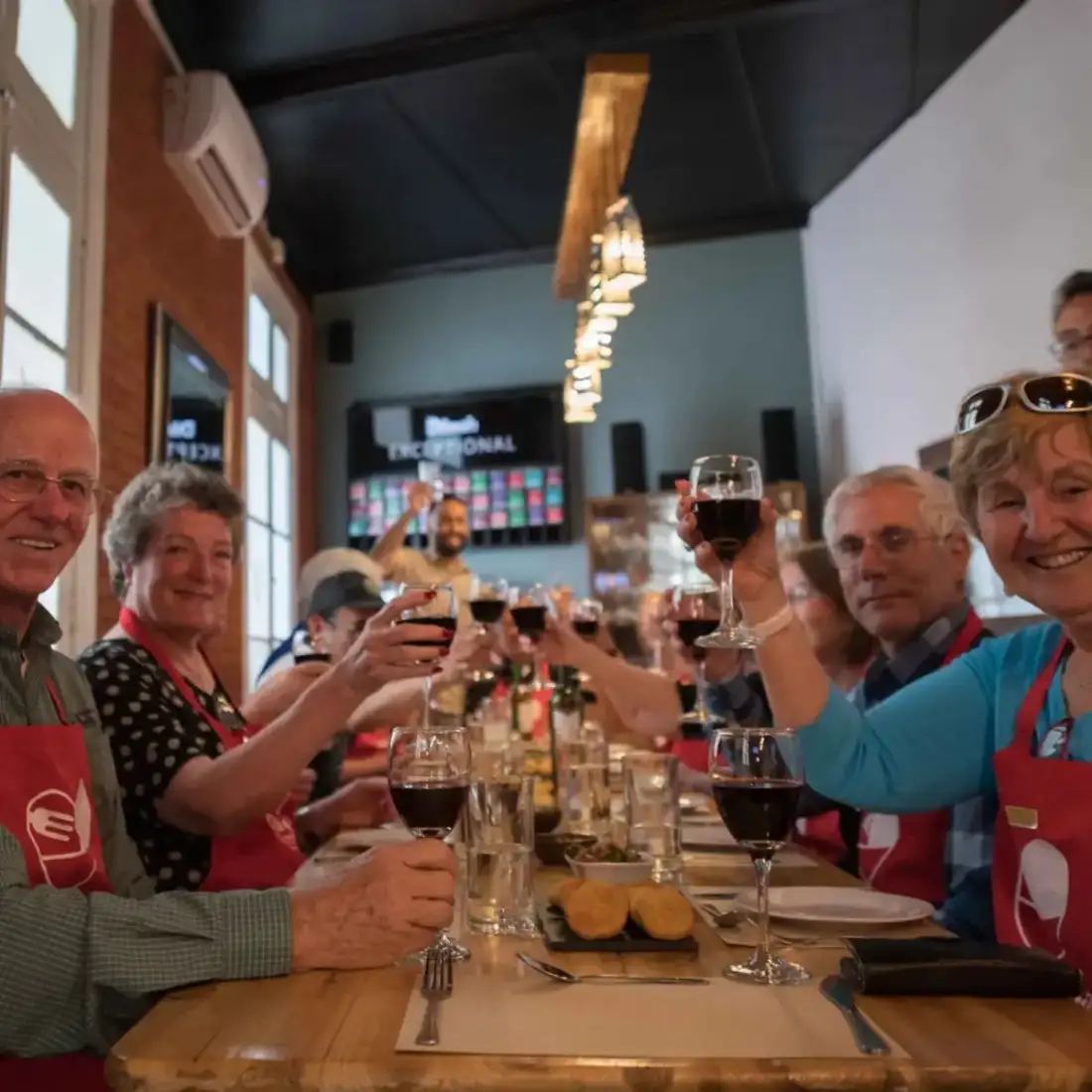 Brindis sonriente al cierre de la experiencia