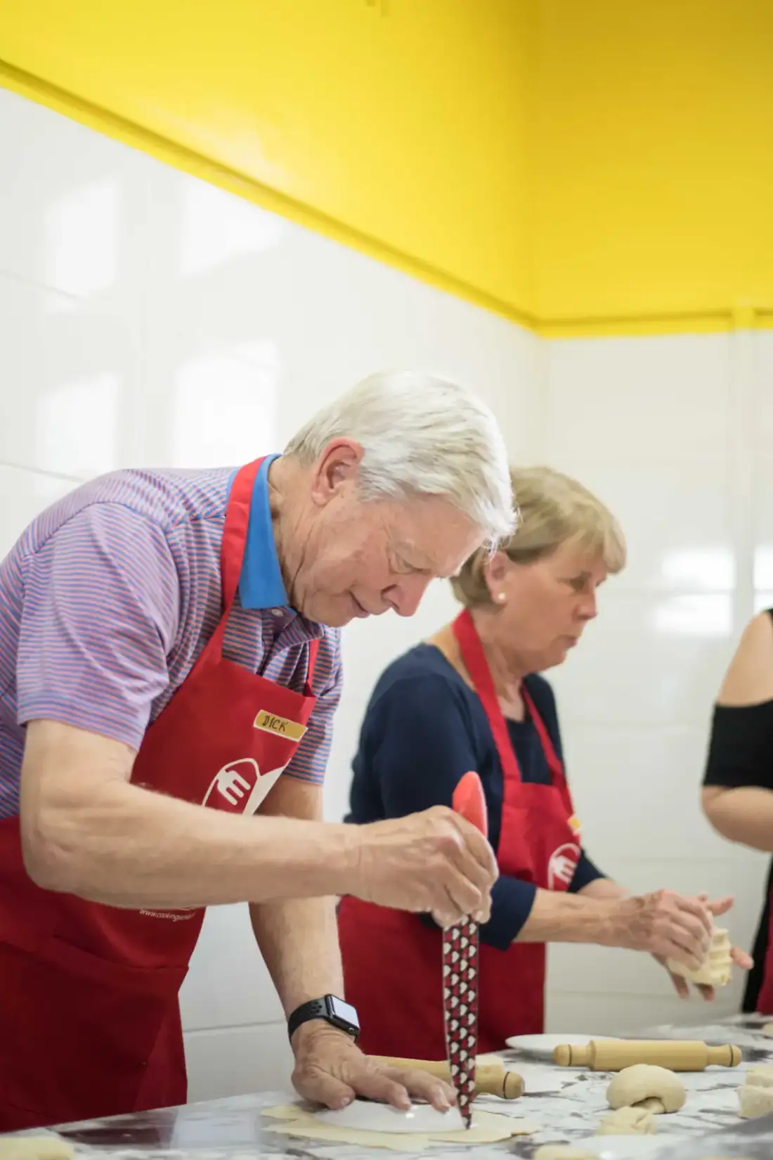Participante cortando masa de empanadas