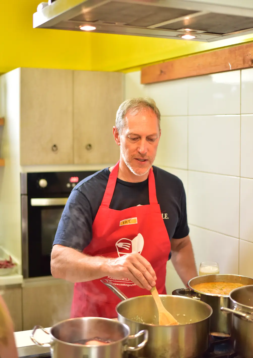 Participante revolviendo la olla en la cocina