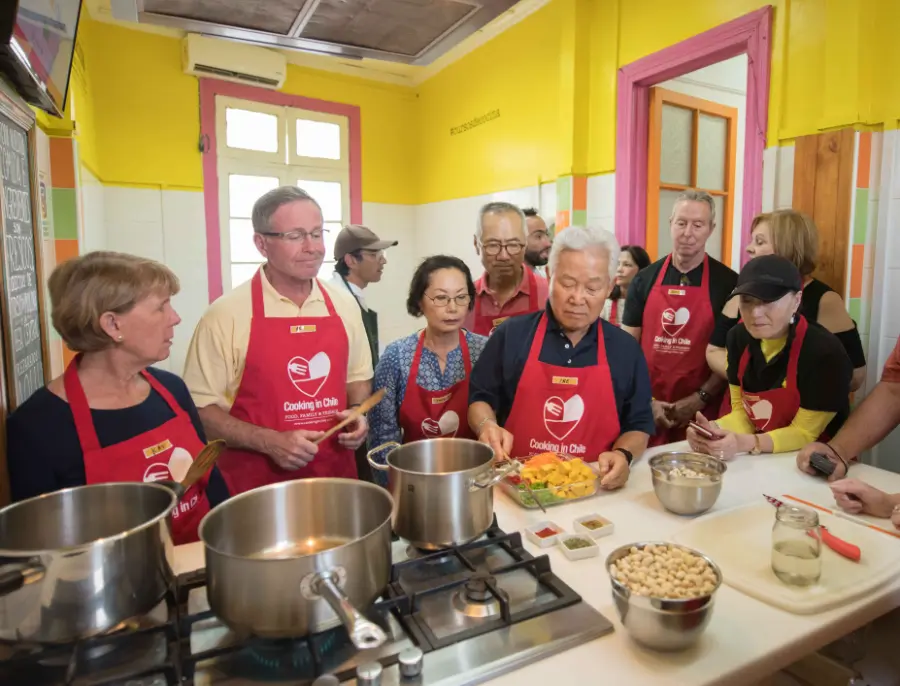 Grupo escuchando la explicación de una preparación junto a la cocina